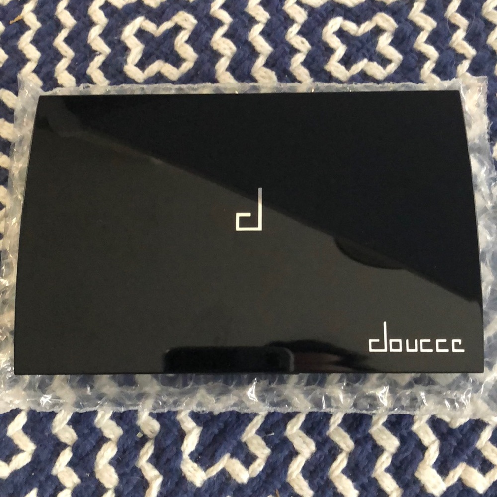 Doucce eyeshadow NIB
